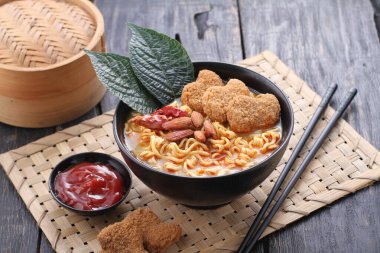 Sebzeli haşlanmış erişte, nugget ve baharatlı baharat.