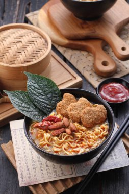 Sebzeli haşlanmış erişte, nugget ve baharatlı baharat.