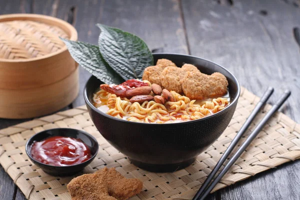 Mie Rebus Dengan Sayuran Nugget Dan Bumbu Pedas — Stok Foto