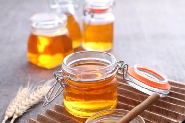 Cam kavanozda saf bal