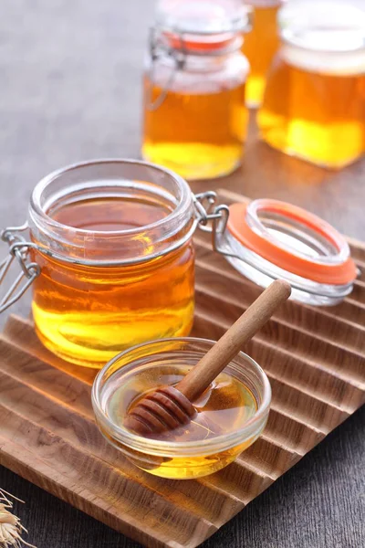 ガラス瓶の中の純蜂蜜 — ストック写真