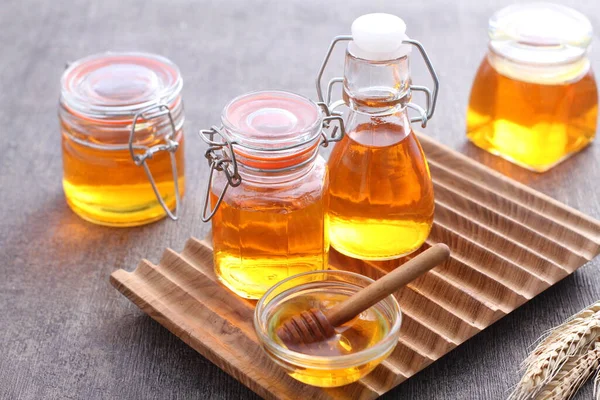 ガラス瓶の中の純蜂蜜 — ストック写真