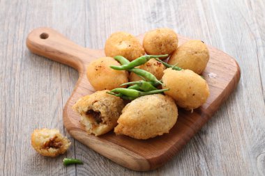 Comro tipik bir Sundan böreği. Komro, yuvarlak ya da oval şekilli rendelenmiş kasavadan yapılır ve acı sos, acı biber sosu ve kızarmış. 