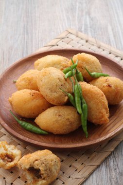 Comro tipik bir Sundan böreği. Komro, yuvarlak ya da oval şekilli rendelenmiş kasavadan yapılır ve acı sos, acı biber sosu ve kızarmış. 