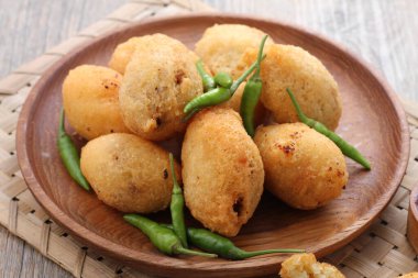 Comro tipik bir Sundan böreği. Komro, yuvarlak ya da oval şekilli rendelenmiş kasavadan yapılır ve acı sos, acı biber sosu ve kızarmış. 