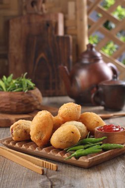 Comro tipik bir Sundan böreği. Komro, yuvarlak ya da oval şekilli rendelenmiş kasavadan yapılır ve acı sos, acı biber sosu ve kızarmış. 