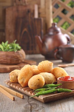 Comro tipik bir Sundan böreği. Komro, yuvarlak ya da oval şekilli rendelenmiş kasavadan yapılır ve acı sos, acı biber sosu ve kızarmış. 