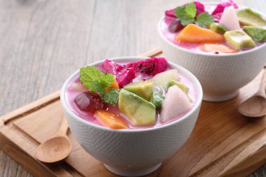 Meyve çorbası ana malzeme olarak meyveleri kullanan ve soğuk servis edilebilen ve Ramazan ayında Takjil iftar için çok popüler olan bir çorbadır..