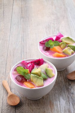 Meyve çorbası ana malzeme olarak meyveleri kullanan ve soğuk servis edilebilen ve Ramazan ayında Takjil iftar için çok popüler olan bir çorbadır..