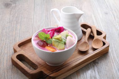 Meyve çorbası ana malzeme olarak meyveleri kullanan ve soğuk servis edilebilen ve Ramazan ayında Takjil iftar için çok popüler olan bir çorbadır..