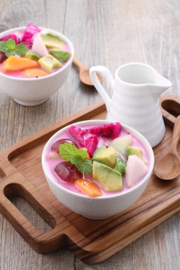 Meyve çorbası ana malzeme olarak meyveleri kullanan ve soğuk servis edilebilen ve Ramazan ayında Takjil iftar için çok popüler olan bir çorbadır..