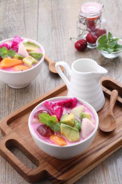 Meyve çorbası ana malzeme olarak meyveleri kullanan ve soğuk servis edilebilen ve Ramazan ayında Takjil iftar için çok popüler olan bir çorbadır..