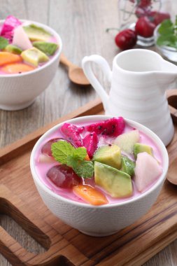 Meyve çorbası ana malzeme olarak meyveleri kullanan ve soğuk servis edilebilen ve Ramazan ayında Takjil iftar için çok popüler olan bir çorbadır..