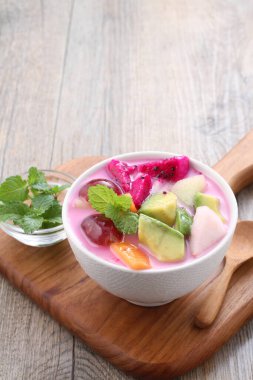 Meyve çorbası ana malzeme olarak meyveleri kullanan ve soğuk servis edilebilen ve Ramazan ayında Takjil iftar için çok popüler olan bir çorbadır..