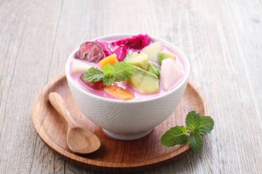 Meyve çorbası ana malzeme olarak meyveleri kullanan ve soğuk servis edilebilen ve Ramazan ayında Takjil iftar için çok popüler olan bir çorbadır..