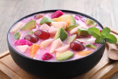 Meyve çorbası ana malzeme olarak meyveleri kullanan ve soğuk servis edilebilen ve Ramazan ayında Takjil iftar için çok popüler olan bir çorbadır..