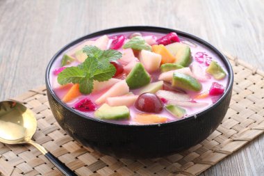 Meyve çorbası ana malzeme olarak meyveleri kullanan ve soğuk servis edilebilen ve Ramazan ayında Takjil iftar için çok popüler olan bir çorbadır..