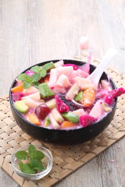 Meyve çorbası ana malzeme olarak meyveleri kullanan ve soğuk servis edilebilen ve Ramazan ayında Takjil iftar için çok popüler olan bir çorbadır..