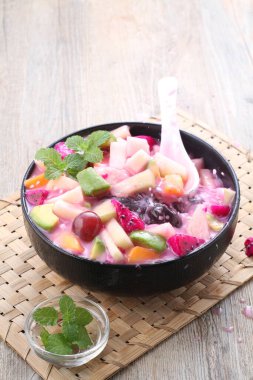 Meyve çorbası ana malzeme olarak meyveleri kullanan ve soğuk servis edilebilen ve Ramazan ayında Takjil iftar için çok popüler olan bir çorbadır..