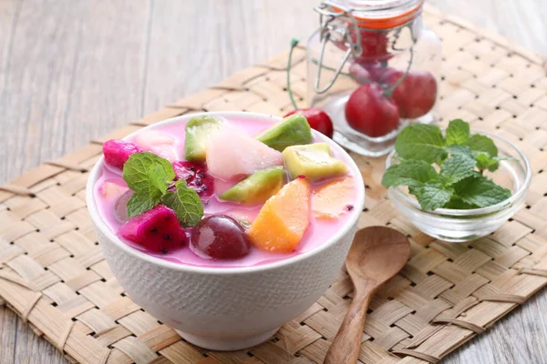 Sopa Frutas Una Sopa Que Prepara Con Fruta Como Ingrediente —  Fotos de Stock