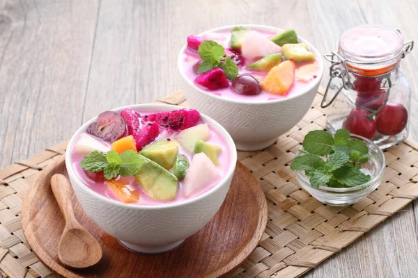 Meyve Çorbası Ana Malzeme Olarak Meyveleri Kullanan Soğuk Servis Edilebilen — Stok fotoğraf