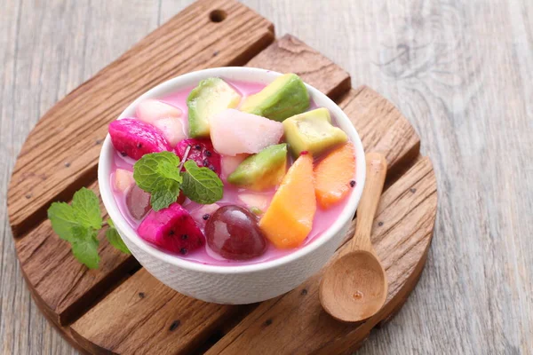 フルーツスープは 果物を主原料としたスープで 冷たく提供され ラマダーンの間 タキル イフタールのために非常に人気があります — ストック写真