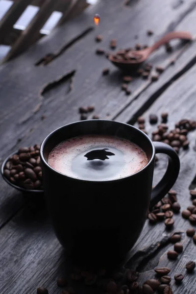 Koffie Een Drankje Bereid Uit Gebrande Koffiebonen Donker Gekleurde Bittere — Stockfoto