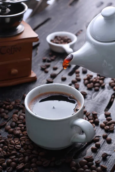 Kahve Kavrulmuş Kahve Çekirdeklerinden Hazırlanan Bir Içecektir Koyu Renkli Acı — Stok fotoğraf