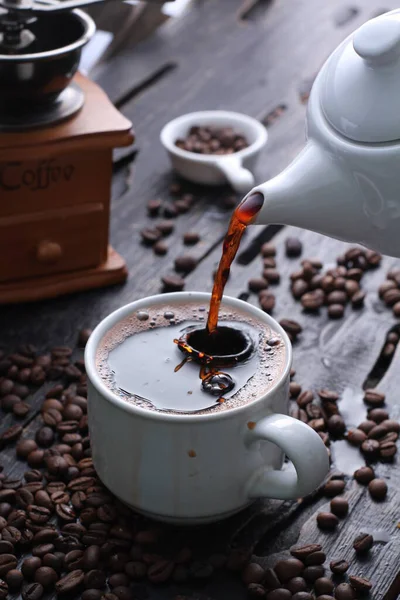 Koffie Een Drankje Bereid Uit Gebrande Koffiebonen Donker Gekleurde Bittere — Stockfoto