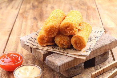 Ketçap ve soslu kızarmış tavuk nugget.