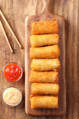 Ev yapımı kızarmış gözleme ve domates.