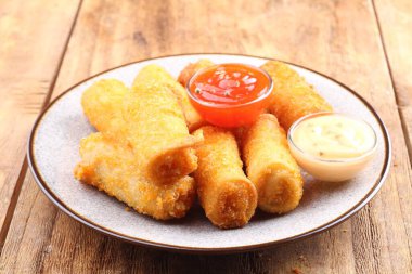 Kızarmış ekmek ve Fransız sosu.