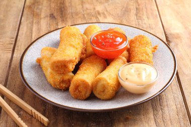 Tahtadaki tavuk külçeleri. seçici odak