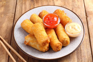 Ahşap masada soslu kızarmış balık. Sağlıksız yiyecekler