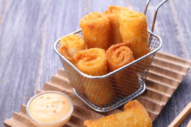 Kızarmış tavuk külçeleri ahşap masada.