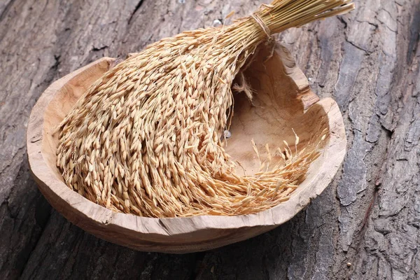 木製の背景に乾いた小麦の耳 — ストック写真