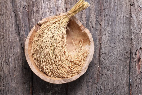 Suchá Rýže Dřevěné Míse Hnědém Pozadí — Stock fotografie