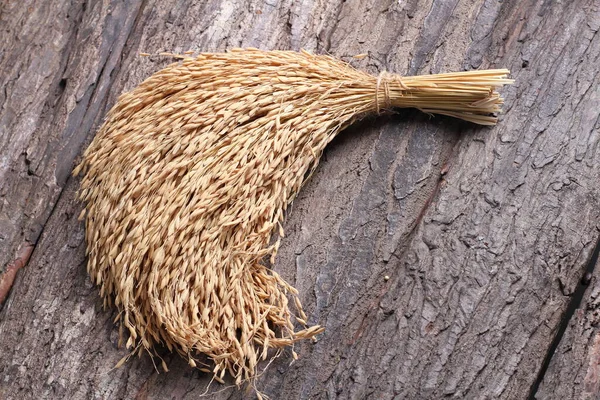 Trockenes Stroh Und Stacheln Form Von Weizen Auf Hölzernem Hintergrund — Stockfoto