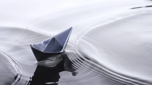 Tiro Close Barco Flutuando Uma Superfície Branca — Fotografia de Stock