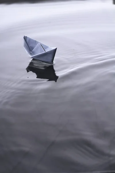 纸船在水中 — 图库照片