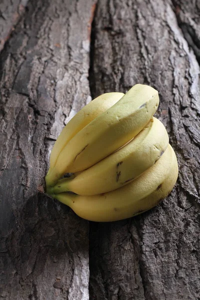 Banan Drewnianym Tle — Zdjęcie stockowe