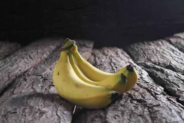 Ώριμες Μπανάνες Στο Τραπέζι Φλοιού — Φωτογραφία Αρχείου