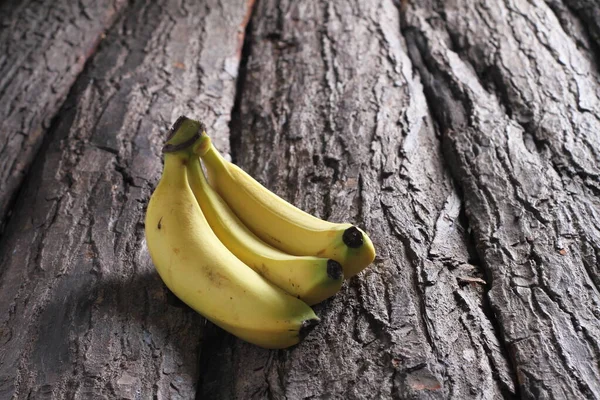 成熟的香蕉放在树皮桌上 — 图库照片