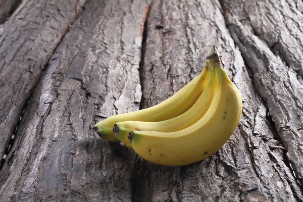 Спелые Бананы Корковом Столе — стоковое фото