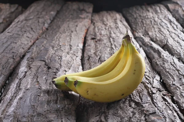 Ripe Bananas Bark Table — Stock Photo, Image