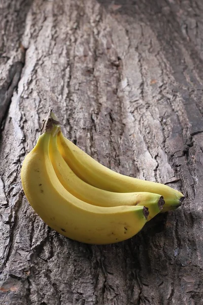Спелые Бананы Корковом Столе — стоковое фото