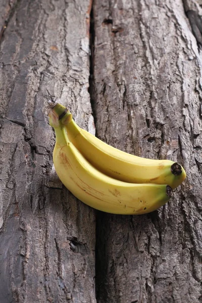 Ripe Bananas Bark Table — Stock Photo, Image