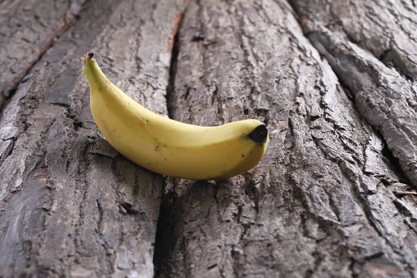 成熟的香蕉放在树皮桌上 — 图库照片