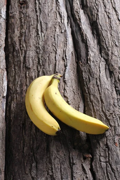 Banane Mature Sul Tavolo Della Corteccia — Foto Stock