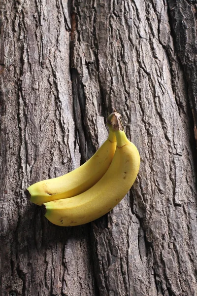 Reife Bananen Auf Dem Rindentisch — Stockfoto